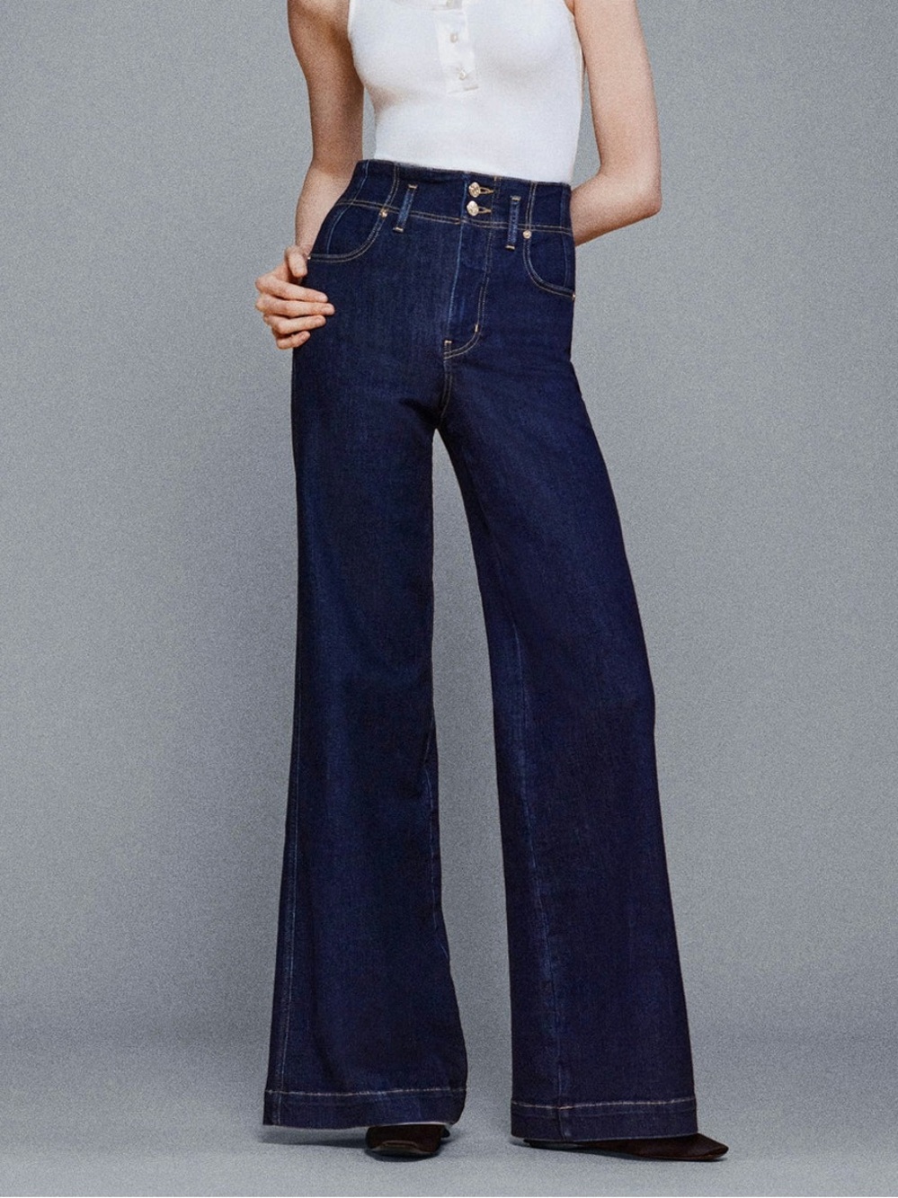 Frame The Seamed Wide Leg Trouser Dark Wash Jean in Rinse Size: 25
